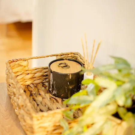 M & E アパート *