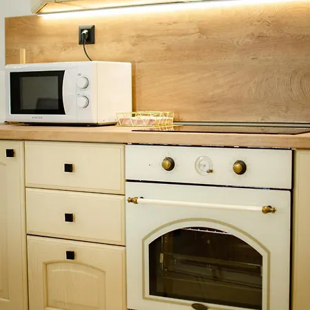 M & E アパート ヴォロス